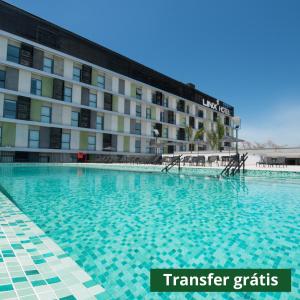 里约热内卢林科斯加雷奥酒店的酒店前方的大型游泳池