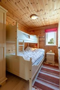 斯特兰达Valley View的小木屋内一间卧室(带双层床)