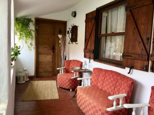 大加那利岛拉斯帕尔马斯La Casita de Las Palmas VV的客厅配有两把椅子和一张桌子