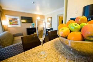 安大略安大略机场德林酒店的桌上的水果杯和玻璃杯