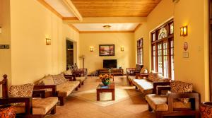 康提橡木光芒安静花园酒店的带沙发和电视的大型客厅