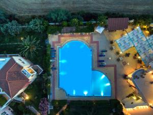 伊奥利亚盖亚酒店内部或周边泳池景观