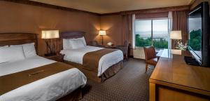 安吉利斯港Olympic Lodge by Ayres的酒店客房设有两张床和电视。