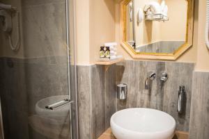 巴尔迪Cà del grano的带淋浴、卫生间和盥洗盆的浴室