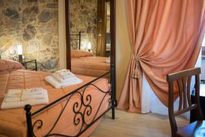 巴尔迪Cà del grano的一间卧室配有两张床和镜子