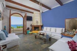 罗德镇Haraki Sea View Luxury House的客厅配有白色沙发和壁炉