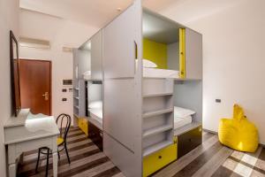 罗马罗马自由青年旅舍的客房设有双层床和书桌。
