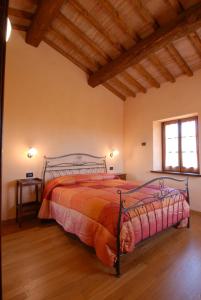 乌尔巴尼亚Sant'Angiolino的一间带床的卧室,位于带窗户的房间内