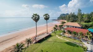 邦沙潘河內班赛通海滩度假酒店的享有海滩的空中景致,拥有房屋和棕榈树