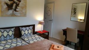 安特特泽Holiday apartment #103 on Walensee的一间卧室配有一张床、一张桌子和一把椅子