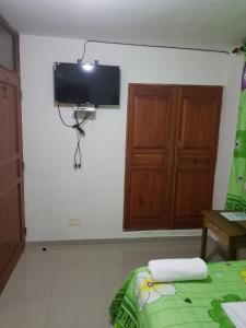 哈拉瓦科阿Hostel Quintonido的墙上配有平面电视的房间