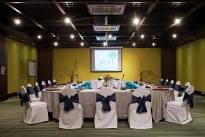 蔻立Mai Khaolak Beach Resort & Spa - TUIBLUE Mai Khaolak的一间会议室,配有桌椅和屏幕
