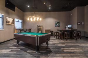 迪金森Astoria Extended Stay & Event Center的一间设有台球桌和酒吧的客房
