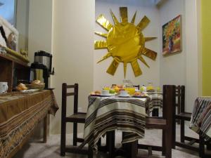普诺Maya Inn的用餐室配有桌子,墙上有阳光