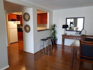 Darling Harbour 2 Bedroom Apartment的厨房或小厨房