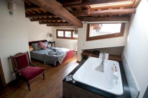 圣科洛马·德法尔L'Argolla Hotel-Pizzeria的一间带浴缸的客厅和一间卧室