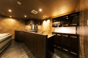 神户Hotel Eldia Modern Kobe(Adult Only)的厨房配有柜台和水槽