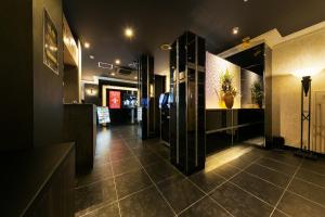 神户Hotel Eldia Luxury Kobe (Adult Only)的餐厅大堂铺有瓷砖地板