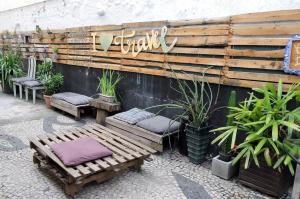里约热内卢Central Hostel的木墙,有两长椅和植物