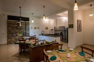 班迪普Dhole's Den Bandipur的大型厨房以及带桌椅的用餐室