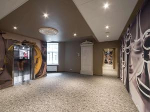 里加里加中心宜必思酒店的走廊上设有墙上绘画的房间