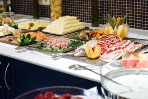 宾茨宾兹斯塔德酒店的包含多种不同食物的自助餐