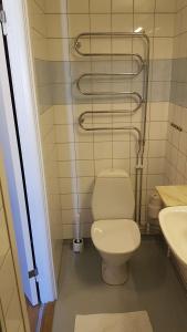克里斯蒂娜港City Hotel的浴室配有白色卫生间和盥洗盆。