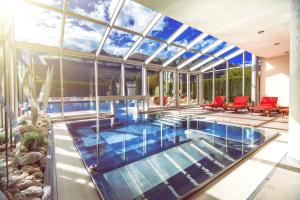巴特霍夫加施泰因蒂罗尔伊姆普尔斯酒店的一个带玻璃天花板的室内游泳池