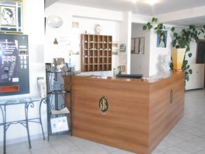 巴斯蒂亚桑浦日罗酒店的一间有木柜台的商店
