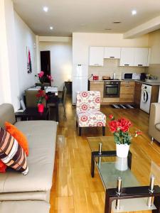 拉纳卡Ithaki Phinikoudes Apartments No. 106的客厅以及带沙发和桌子的厨房。