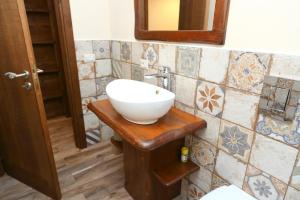 切法卢坎佩吉欧圣菲利波酒店的木制柜台上带白色碗水槽的浴室