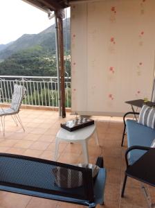 KariáChristos House的设有一个配有桌椅并享有美景的阳台。