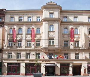 布拉格凯撒布拉格酒店的一座大建筑,上面有红色的标志
