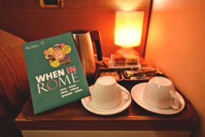 罗马卡梅尔酒店的书,桌子上放两个杯子和碟子