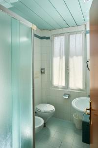 因佩里亚克罗齐迪马耳他酒店的一间带卫生间和水槽的浴室