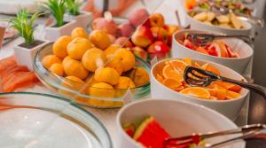 万塔Clarion Hotel Aviapolis的桌上放着一碗水果和蔬菜