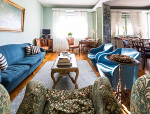 都灵吉安杜佳住宿加早餐旅馆的客厅配有蓝色的沙发和桌子