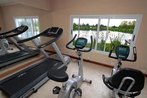 圣安东尼奥德阿雷科Pampas de Areco Resort de Campo & Spa的健身房设有两辆健身自行车和窗户