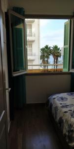 尼斯Nice Seaview Free Parking 4.Pers的一间卧室设有窗户,享有建筑的景色