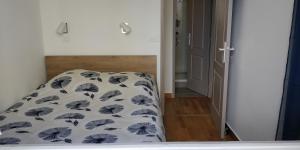 尼斯Nice Seaview Free Parking 4.Pers的一间卧室配有一张带蓝色和白色床单的床。