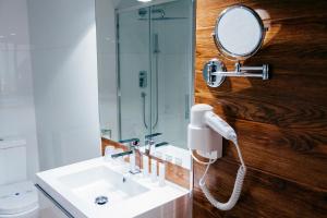 桑坦德Hotel Art Santander的一间带水槽和镜子的浴室
