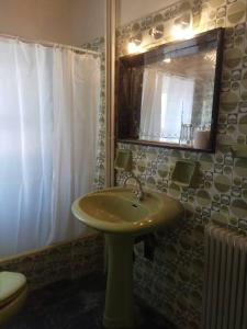SkaramangásGlaros的一间带绿色水槽和镜子的浴室
