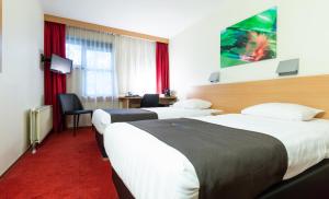 海尔伦巴斯迪恩海尔伦酒店的酒店客房配有两张床和一张书桌