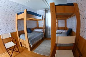 出诺沃YACHTER CLUB Modrá Čajka的小型客房配有两张双层床和椅子。