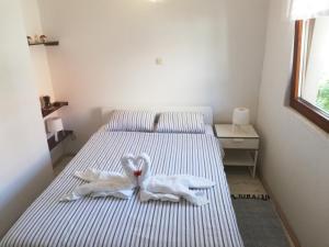 科米扎Nautica Apartments的一间卧室配有两张带毛巾的床