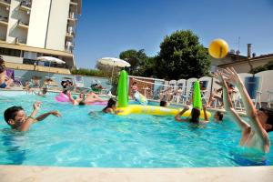 里米尼Hotel Acquario的一群人在游泳池玩耍