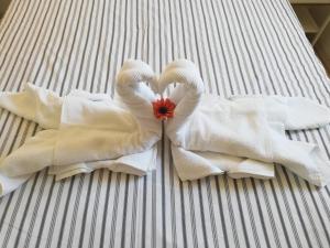 科米扎Nautica Apartments的一张带两个白色毛巾的床