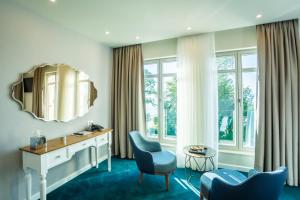布尔加斯Hotel Residence Promenade的酒店客房配有梳妆台、椅子和镜子