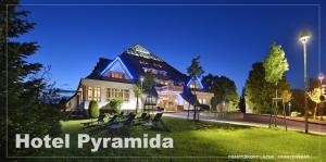 弗兰季谢克矿泉镇Lázeňský hotel Pyramida的一座大楼前带椅子的Pyramidenka酒店