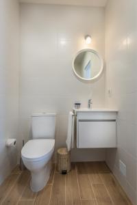 米尔芳提斯城Raminhos Guest House的白色的浴室设有卫生间和镜子